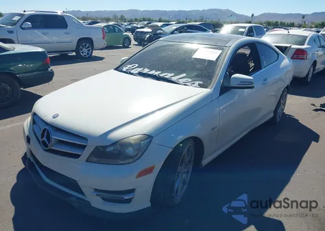 2012 Mercedes-Benz C 250 z USA, uszkodzony, nr VIN WDDGJ4HB1CF757165